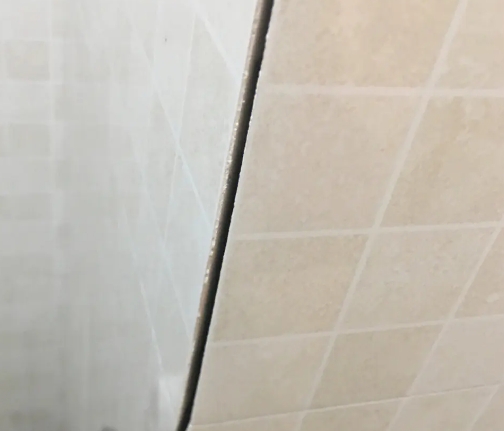 红岗瓷砖空鼓维修公司分享阳台瓷砖脱落的修复过程可以分为以下几个步骤