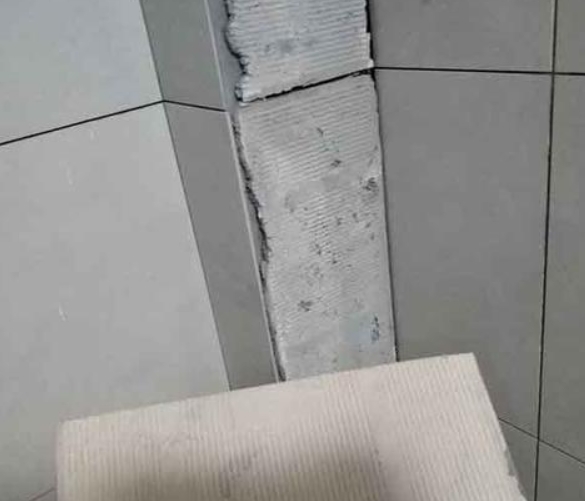红岗瓷砖空鼓维修公司分享下厨房瓷砖脱落的补救措施。